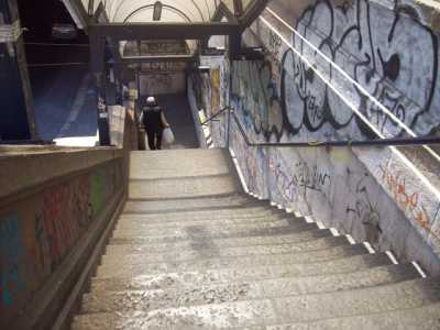 La lunga e ripida scala che collega corso Italia alla stazione Quintino Sella vista dall'alto 